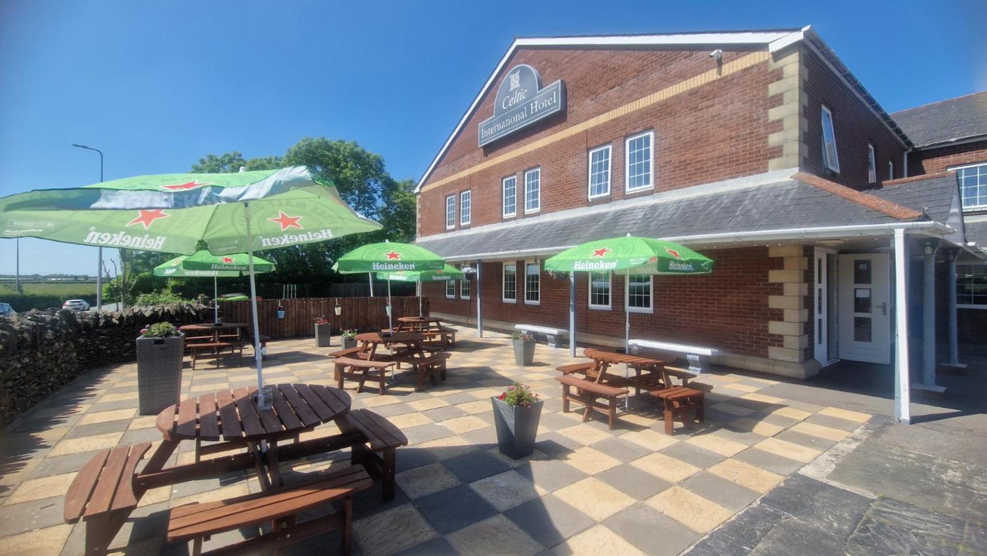 Celtic International Hotel Cardiff Airport Барри Экстерьер фото